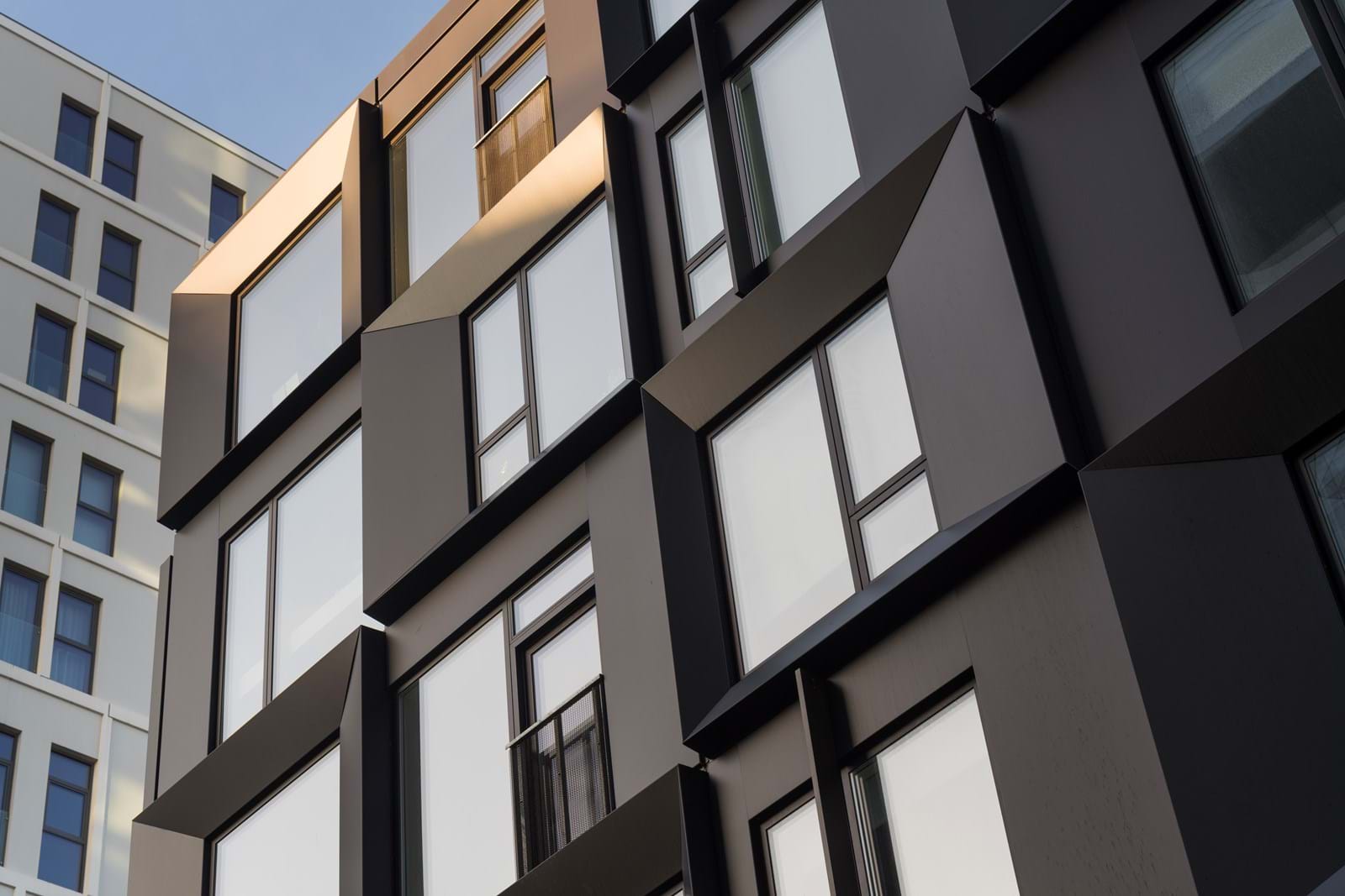 Aluminium facade with coloured anodising