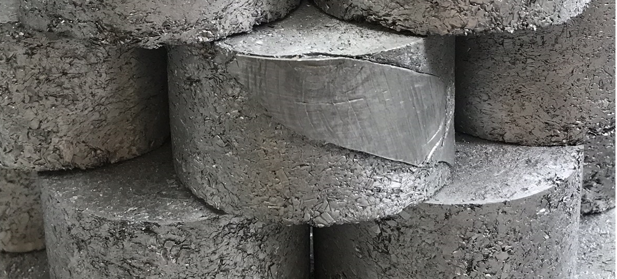 Genbrugt aluminium presset sammen til mindre stykker.