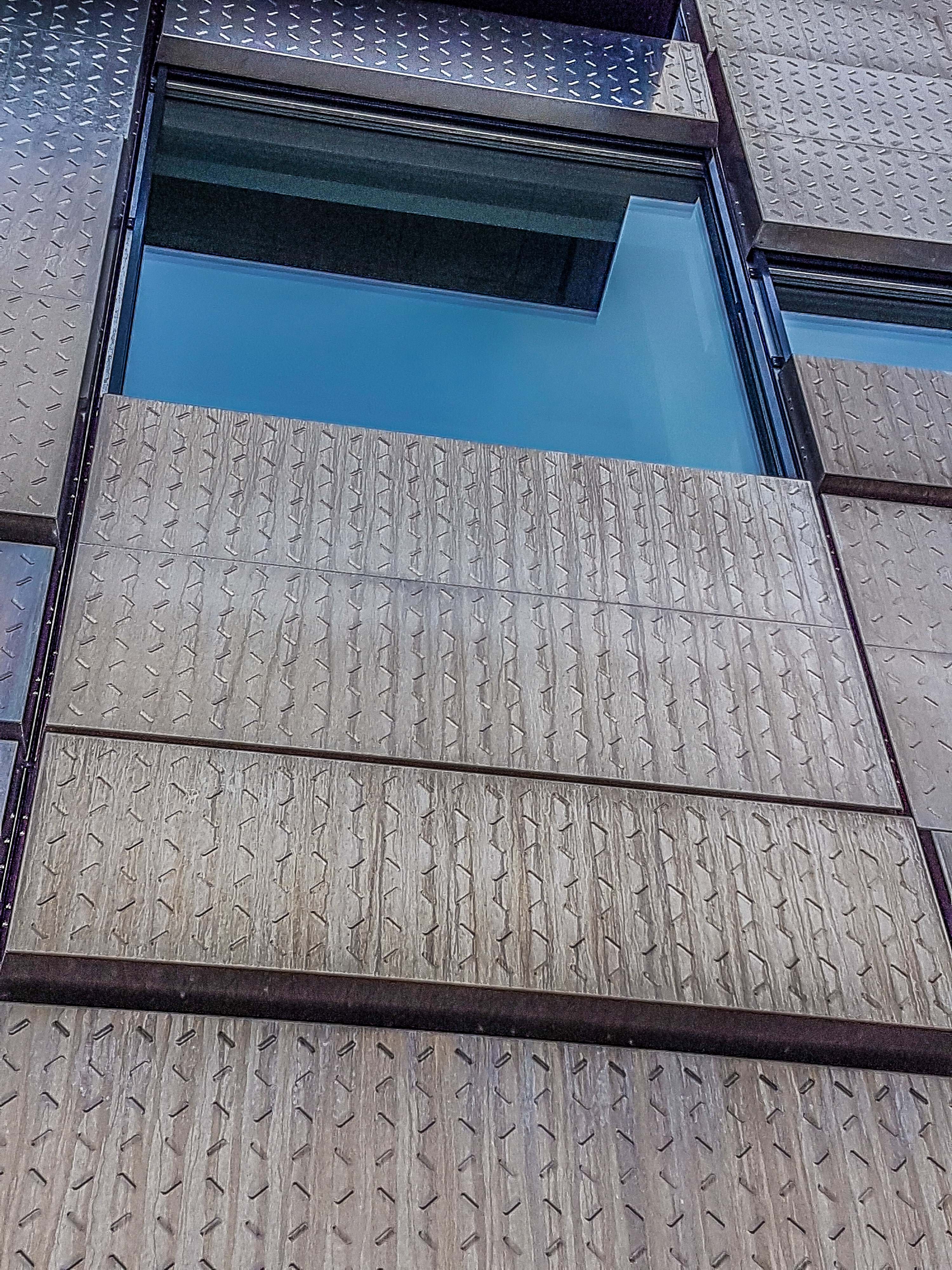 Aluminium façade attacked by concrete.