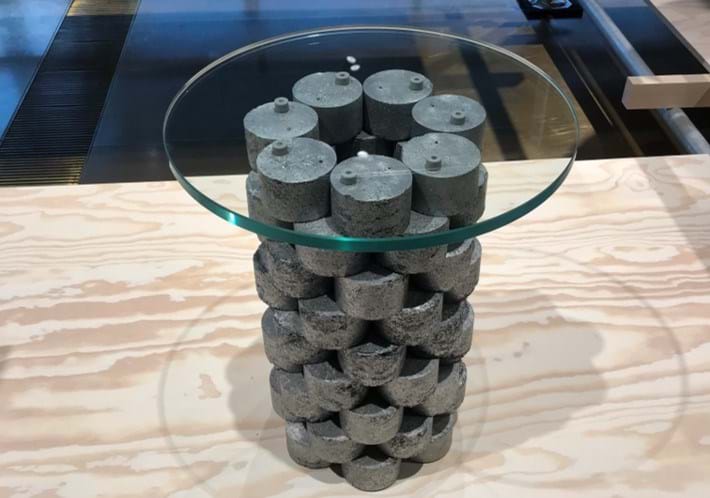 Møbeldesign af genbrugte aluminiumspåner